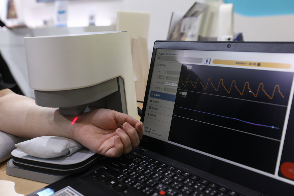 金沙城耘康脈象檢測系統透過電腦精準控制升降系統，還原中醫師三指把脈過程的舉、按、尋手法，將脈象感受轉化成數據，未來可結合大數據分析，實現智慧醫療及準確性